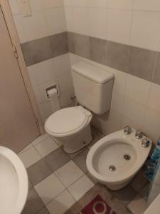 een kleine badkamer met toilet en wastafel bij La amistad in Necochea