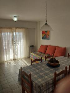 een woonkamer met een tafel en een bank bij La amistad in Necochea