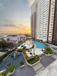 Swimmingpoolen hos eller tæt på Skyes Cozy & Warm Studio-Avida Towers Aspira