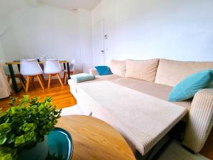 ein Wohnzimmer mit Sofa und Tisch in der Unterkunft Emeraude du centre Elbeuf Confort et Elegance in Elbeuf