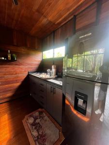 een keuken met een fornuis en een aanrechtblad bij Idílico Glamping in Barbosa