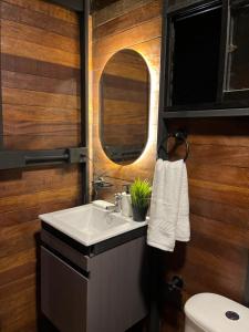 een badkamer met een wastafel en een spiegel bij Idílico Glamping in Barbosa