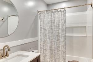 Koupelna v ubytování 3 Mi to Camp Lejeune Home with Fire Pit and Grill! + 26 fotografií