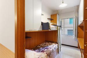 Piccola camera con letto a castello e finestra. di La casetta di Hiba a Diano Marina