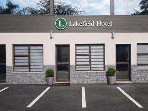 Et logo, certifikat, skilt eller en pris der bliver vist frem på Lakefield Hotel