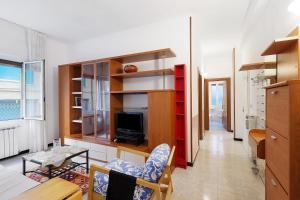 un soggiorno con TV e una sala da pranzo di La casetta di Hiba a Diano Marina