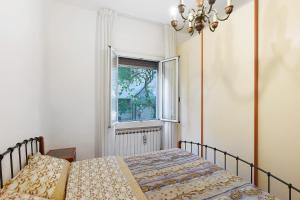 una camera da letto con due letti e una finestra di La casetta di Hiba a Diano Marina