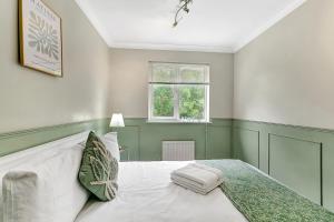 Postel nebo postele na pokoji v ubytování Surrey 4 5bd Home Ideal for Families Groups Sleep8