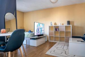 Et tv og/eller underholdning på Appartement proche des bords de Marne