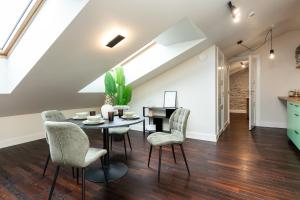 une salle à manger avec une table et des chaises dans l'établissement T64 apartments by SmartStay, à Tallinn