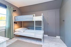 een slaapkamer met twee stapelbedden in een kamer bij DAL914-Dals-Langed-Dingelvik-Oestra-Mon-30 in Dingelvik