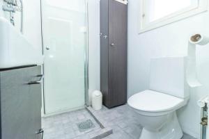 een witte badkamer met toilet en douche bij DAL914-Dals-Langed-Dingelvik-Oestra-Mon-30 in Dingelvik +8 foto's