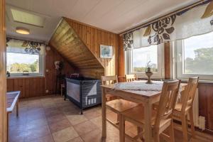 una sala da pranzo con tavolo, sedie e finestre di BLE936-Braekne-Hoby-Jaernaviksvaegen-18 a Bräkne-Hoby Altre 10 foto