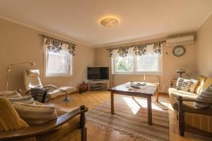 un soggiorno con un divano e un tavolo di BLE936-Braekne-Hoby-Jaernaviksvaegen-18 a Bräkne-Hoby