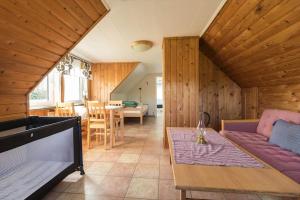 un soggiorno con un divano e un tavolo di BLE936-Braekne-Hoby-Jaernaviksvaegen-18 a Bräkne-Hoby