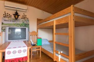 una camera con letto a castello, scrivania e TV di BLE936-Braekne-Hoby-Jaernaviksvaegen-18 a Bräkne-Hoby