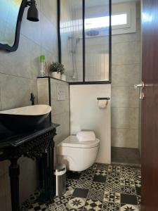 een badkamer met een wit toilet en een wastafel bij House with Garden in Bombarral - 100 m², Shared Pool in Barrocalvo +8 foto's