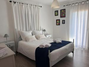 een slaapkamer met een bed met twee handdoeken erop bij House with Garden in Bombarral - 100 m², Shared Pool in Barrocalvo