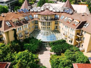 een luchtfoto van een gebouw met een zwembad bij Maison Sofia - MGallery in Sofia