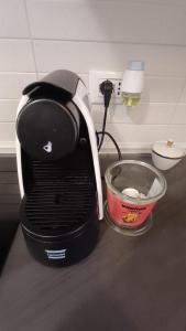 een broodrooster op een aanrecht met een kom bij casa34 in Turijn