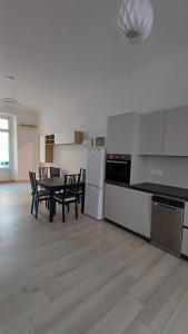 een keuken met een tafel en stoelen in een kamer bij casa34 in Turijn