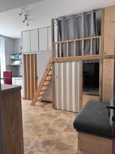 een woonkamer met een stapelbed en een keuken bij Résidence Le Georgina in Cauterets