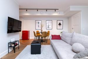 un salon avec un canapé et une table dans l'établissement T64 apartments by SmartStay, à Tallinn