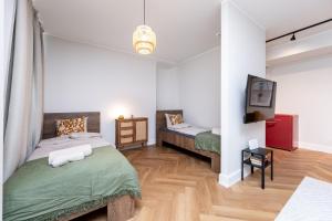 - une chambre avec 2 lits et une télévision dans l'établissement T64 apartments by SmartStay, à Tallinn