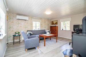 ein Wohnzimmer mit Sofa und Tisch in der Unterkunft KRO958 Hamneda - Torsgård 2 in Traryd