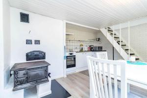eine kleine Küche mit Herd und Treppe in der Unterkunft KRO958 Hamneda - Torsgård 2 in Traryd