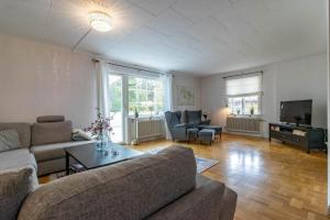 un soggiorno con un divano e un tavolo di JON830-Mariannelund-Hornsved-1 a Ingatorp