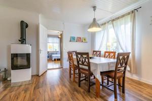 una cucina e una sala da pranzo con tavolo e sedie di JON830-Mariannelund-Hornsved-1 a Ingatorp