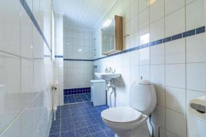 un bagno con un water e un lavandino di JON830-Mariannelund-Hornsved-1 a Ingatorp Altre 24 foto