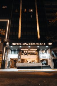 un cartello di un hotel sulla facciata di un edificio di Hotel Spa Republica a Mar del Plata
