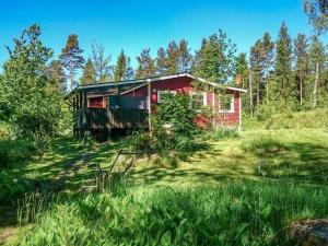 una casa rossa in mezzo a un campo di KRO892-Hallaryd-Kalvshult-2532 a Kalvshult