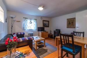 un soggiorno con un divano e un tavolo di KRO892-Hallaryd-Kalvshult-2532 a Kalvshult