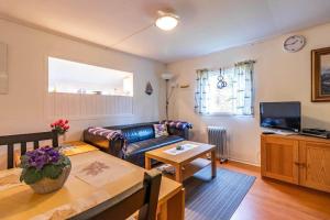 un soggiorno con un divano e un tavolo di KRO892-Hallaryd-Kalvshult-2532 a Kalvshult