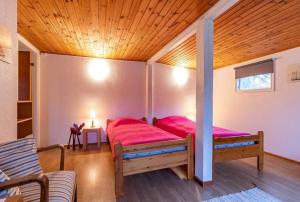 una camera da letto con due letti e soffitto in legno di KRO892-Hallaryd-Kalvshult-2532 a Kalvshult