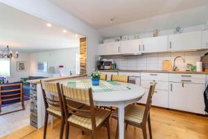 Kuchyň nebo kuchyňský kout v ubytování BLE835-Sturkoe-Sturkoevaegen-44