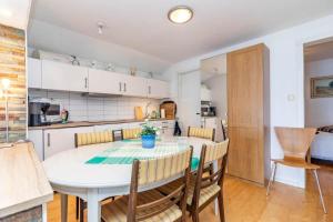 Kuchyň nebo kuchyňský kout v ubytování BLE835-Sturkoe-Sturkoevaegen-44 + 17 fotografií