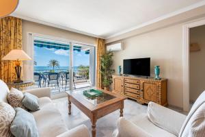 a living room with a couch and a tv at RgHost-Apartamento España en Paseo Marítimo in Málaga