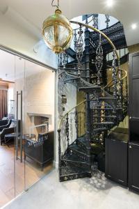 een zwarte wenteltrap in een kamer met een woonkamer bij Museum Residence Oxford in Oxford