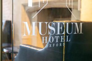 een raam met de woorden 'mussleled hotel' bij Museum Residence Oxford in Oxford