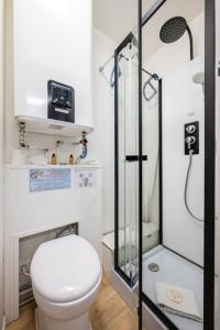 une petite salle de bain avec toilettes et douche dans l'établissement Le Coq Chiron - AC - Wi-Fi - Monaco border, à Monte-Carlo 20 autres photos