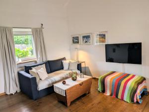 een woonkamer met een bank en een salontafel bij Studio Murnauer Moos in Murnau am Staffelsee
