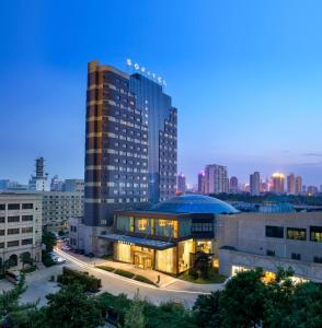 郑州郑州索菲特国际饭店的夜晚城市中的一座大楼