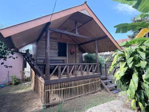 拜县Hometown Pai Boutique Bungalow的小屋设有木门廊和门廊