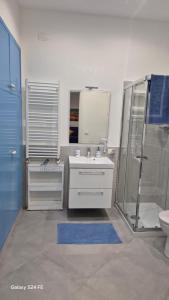 un bagno con doccia, lavandino e WC di MONDELLO MANICK MARE a Palermo Altre 55 foto