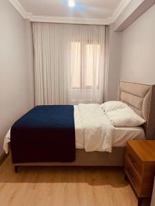 a small bedroom with a bed and a window at Bediroğlu apart in Arnavutköy