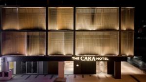 ein Gebäude mit einem Schild, auf dem „Cara Hotel“ steht in der Unterkunft The Cara Hotel in Kota Kinabalu